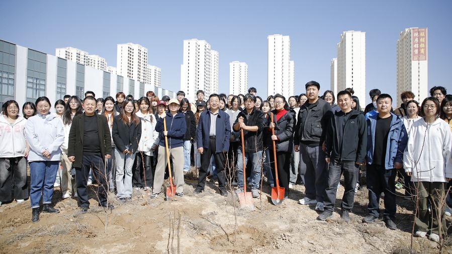 艺术设计学院开展校友林植树活动暨《大学生劳动教育》实践教学