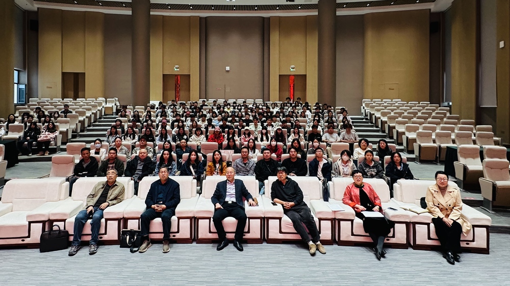 学校组织师生观看中国艺术大讲堂第三讲直播